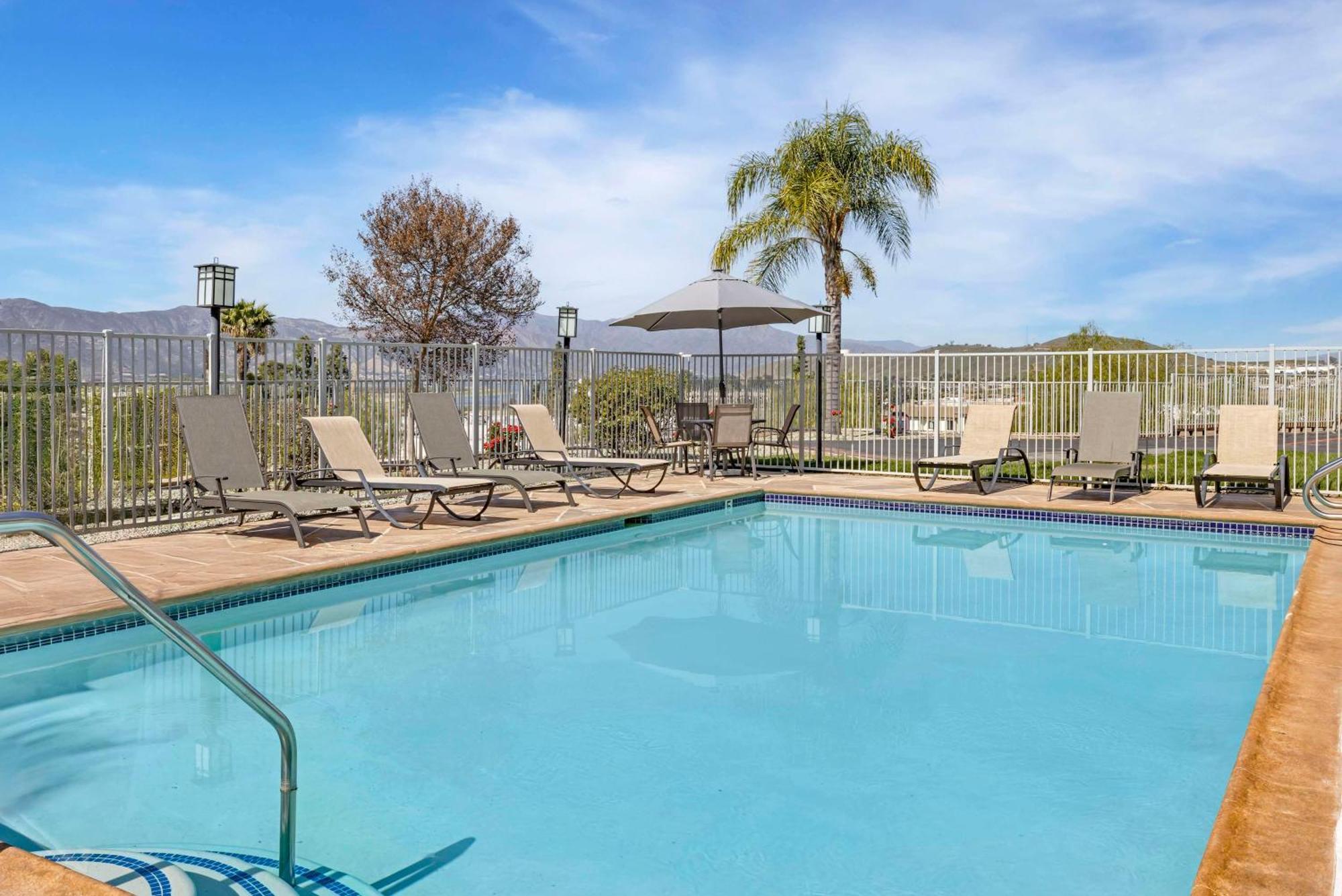 Best Western Plus Lake Elsinore Inn & Suites Zewnętrze zdjęcie